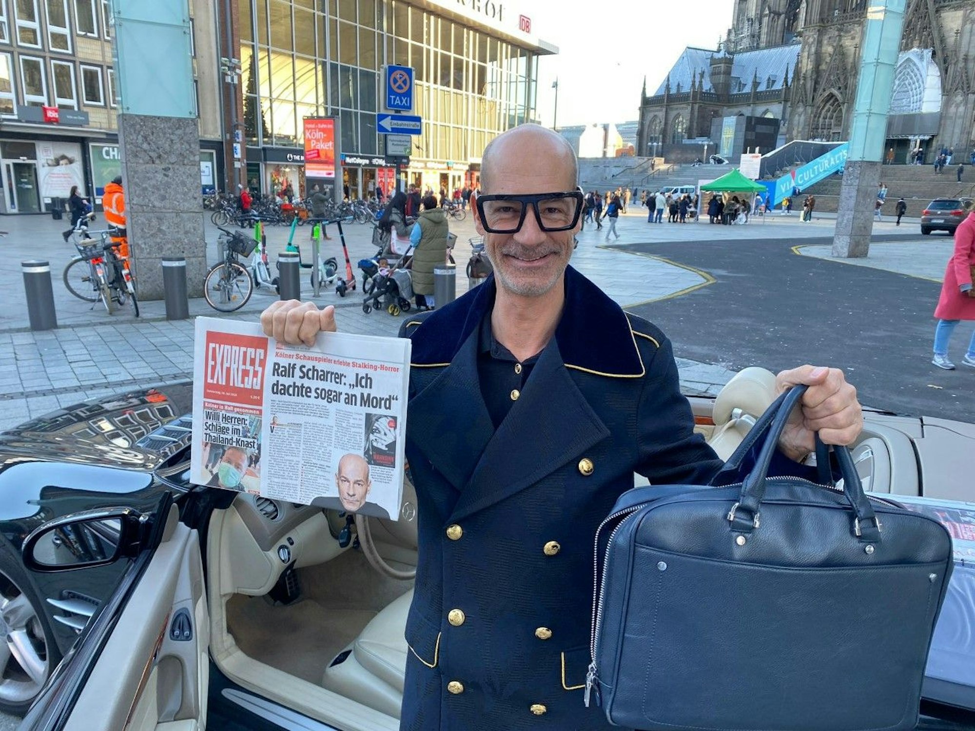 Schauspieler Ralf Scharrer am Kölner Hauptbahnhof (9.11.2021)