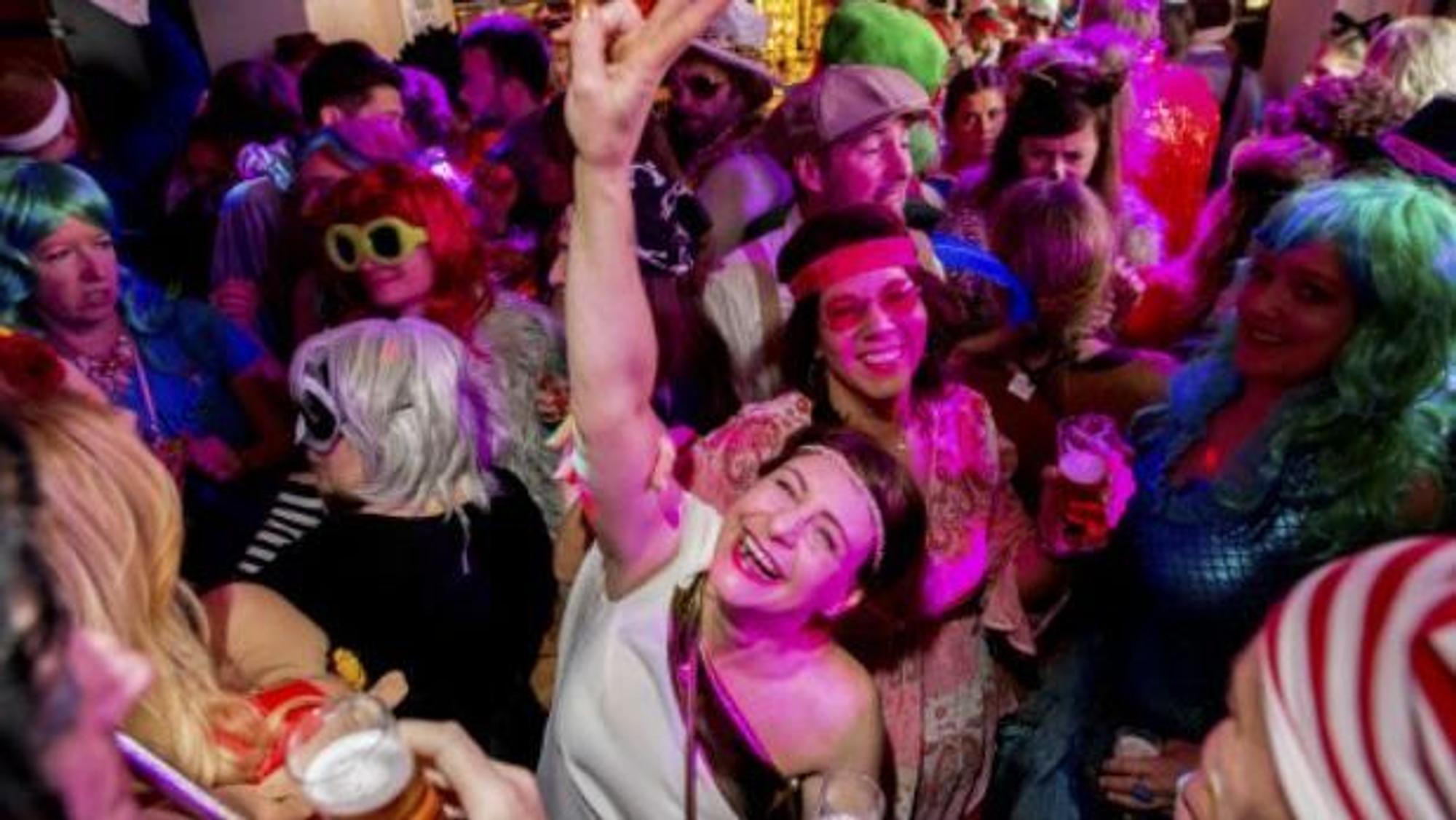 Kneipenkarneval Weiberfastnacht in der Kneipe ABS.