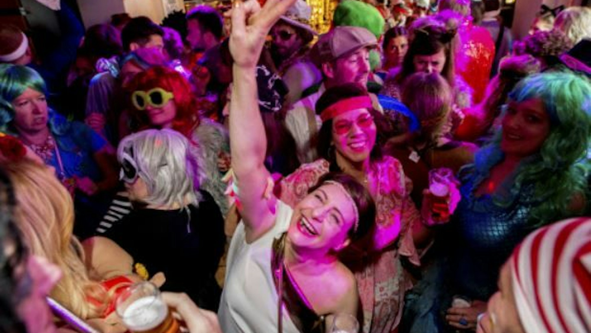 Kneipenkarneval Weiberfastnacht in der Kneipe ABS.