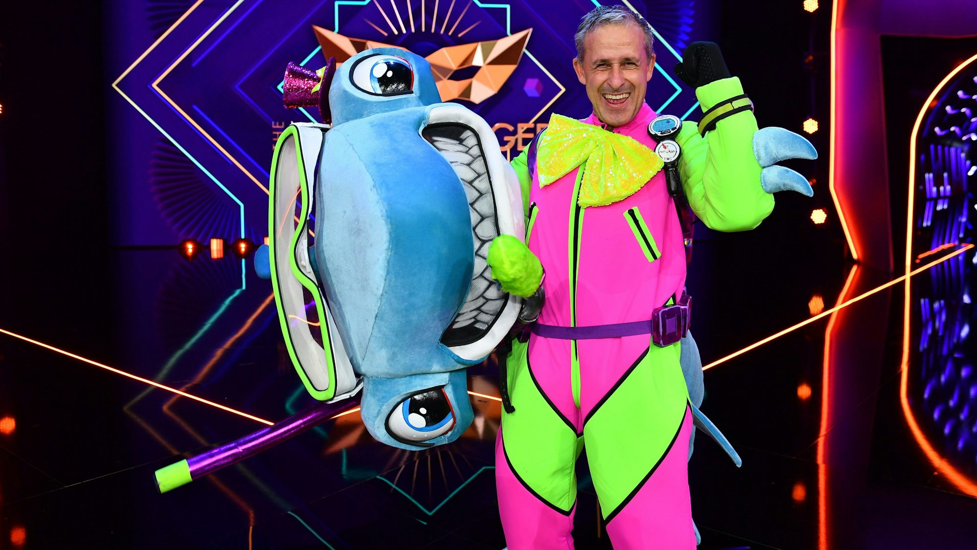 Pierre Littbarski, ehemaliger Fußballer und Weltmeister, steht als enttarnte Figur „Der Hammerhai“ in der Pro7-Show „The Masked Singer“ auf der Bühne.