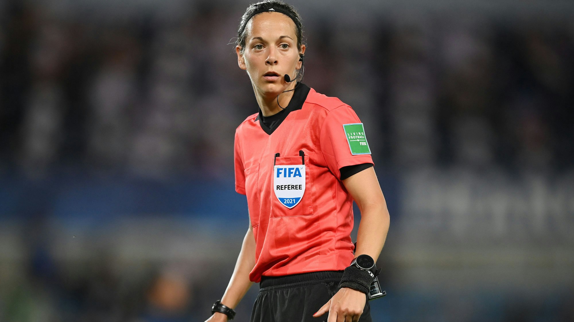 Ivana Martincic schaut bei einem Einsatz als Schiedsrichterin über den Platz.