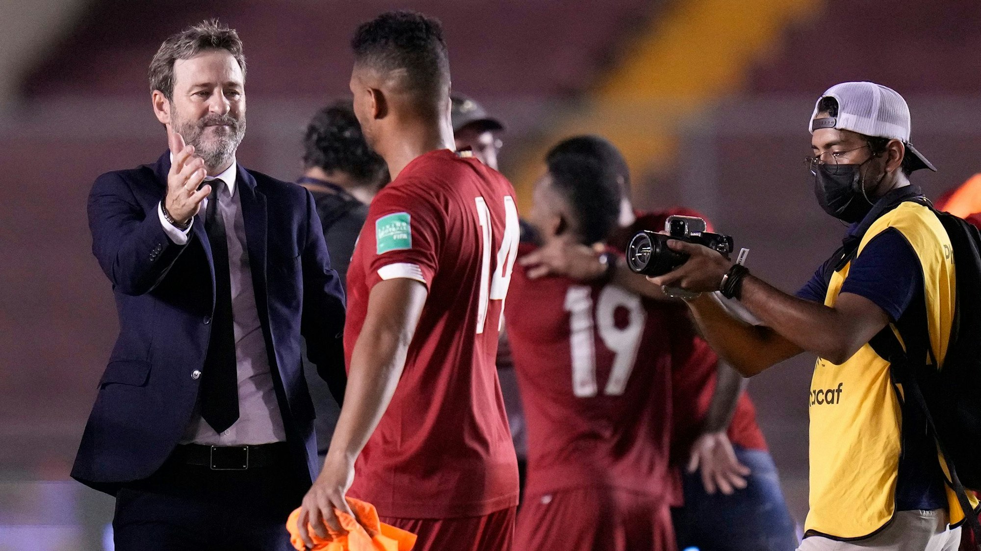 Thomas Christiansen klatscht nach dem Sieg von Panama mit Stürmer Rolando Blackburn ab.