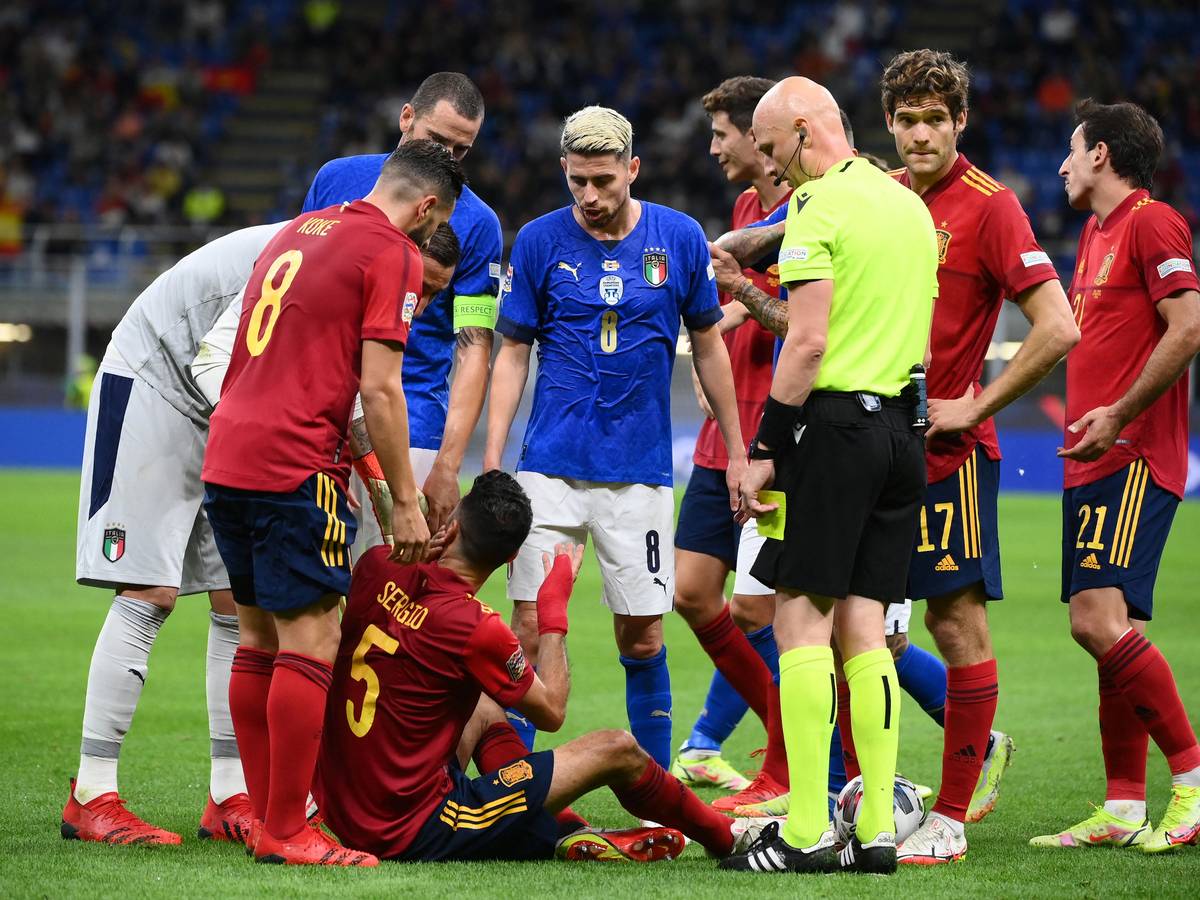 Eine Spielertraube im Spiel der Nations League zwischen Italien und Spanien.