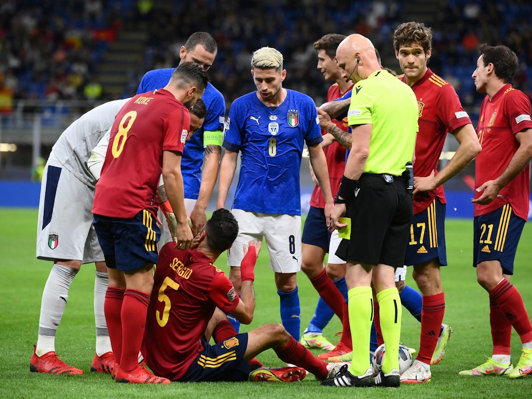 Eine Spielertraube im Spiel der Nations League zwischen Italien und Spanien.