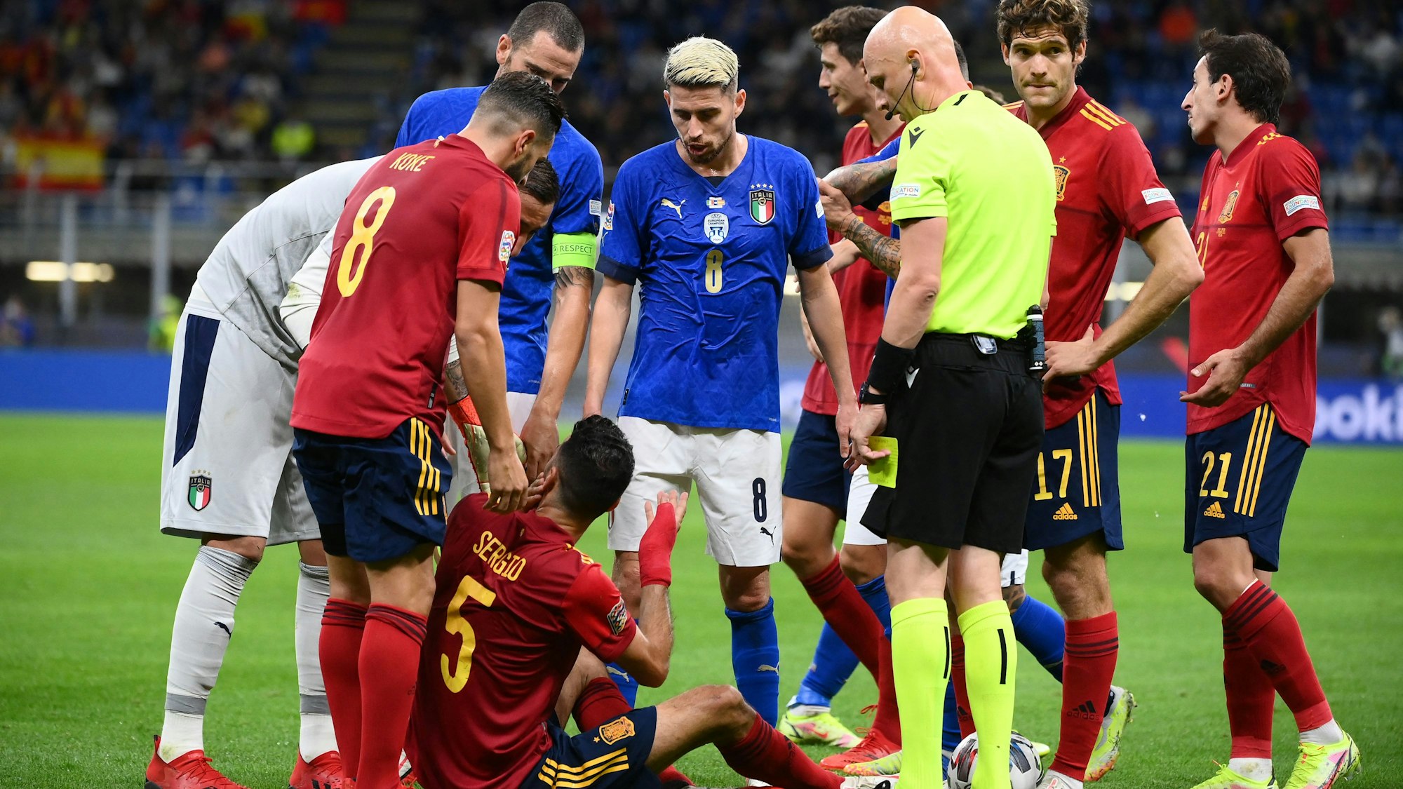 Eine Spielertraube im Spiel der Nations League zwischen Italien und Spanien.