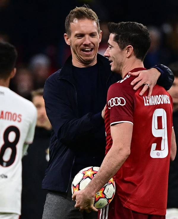 Julian Nagelsmann umarmt Robert Lewandowski nach einem Sieg des FC Bayern München
