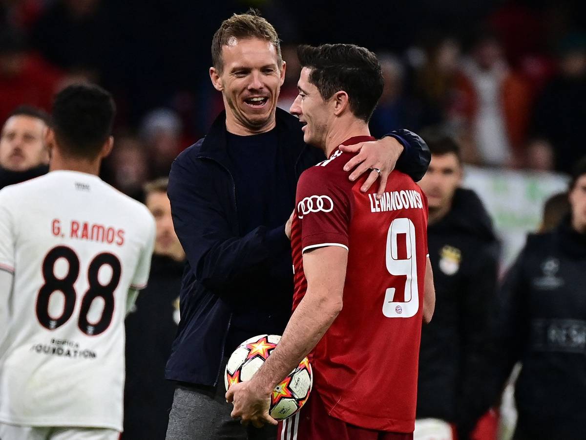 Julian Nagelsmann umarmt Robert Lewandowski nach einem Sieg des FC Bayern München