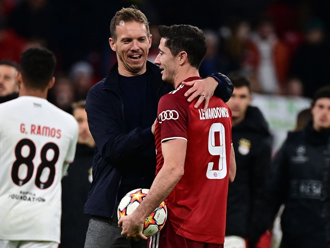 Julian Nagelsmann umarmt Robert Lewandowski nach einem Sieg des FC Bayern München