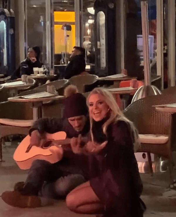Am 8. November kniet sich Schlagersängerin Marina Marx in Düsseldorf in einer Fußgängerzone zu einem Straßenmusiker und singt mit ihm.