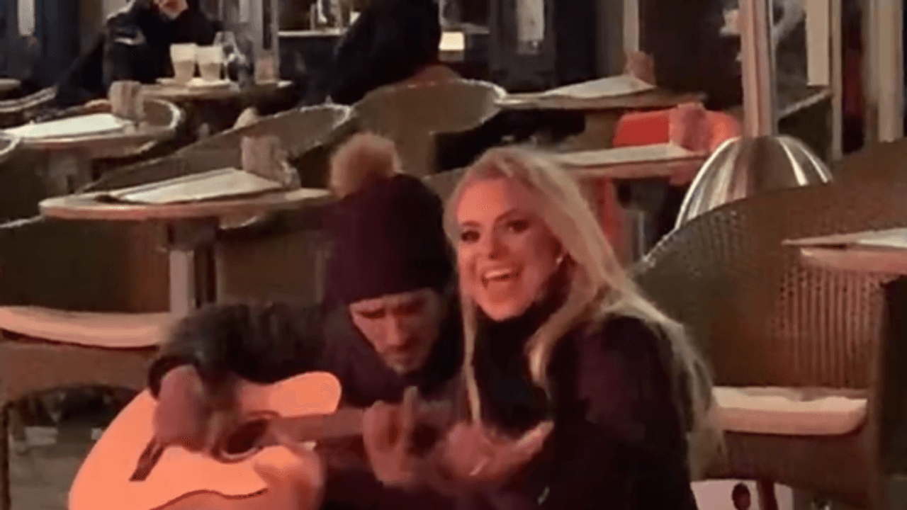 Am 8. November kniet sich Schlagersängerin Marina Marx in Düsseldorf in einer Fußgängerzone zu einem Straßenmusiker und singt mit ihm.