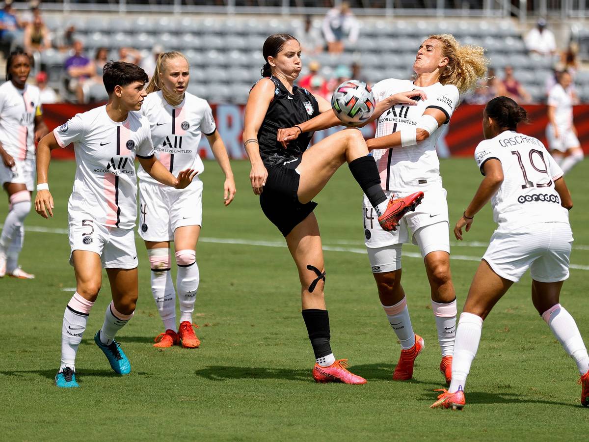 Kheira Hamraoui von Paris Saint-Germain bei einem Testspiel im Zweikampf.
