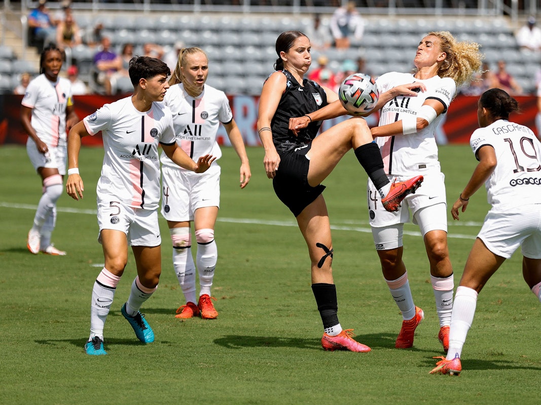 Kheira Hamraoui von Paris Saint-Germain bei einem Testspiel im Zweikampf.