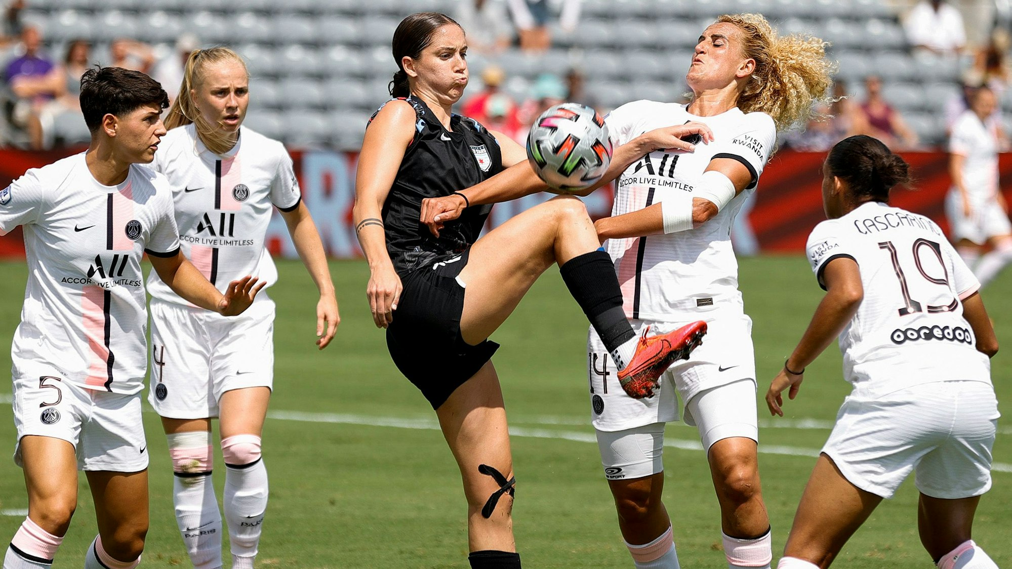 Kheira Hamraoui von Paris Saint-Germain bei einem Testspiel im Zweikampf.