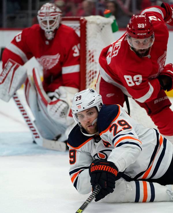 Leon Draisaitl geht beim NHL-Spiel der Edmonton Oilers zu Boden