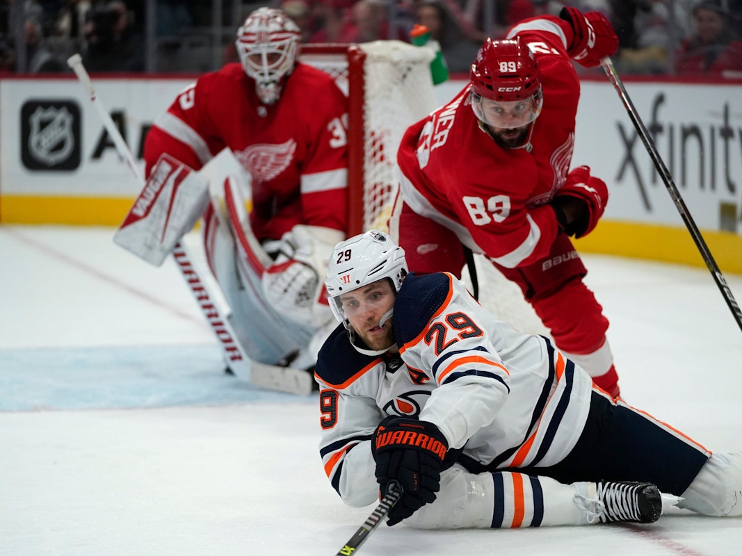 Leon Draisaitl geht beim NHL-Spiel der Edmonton Oilers zu Boden