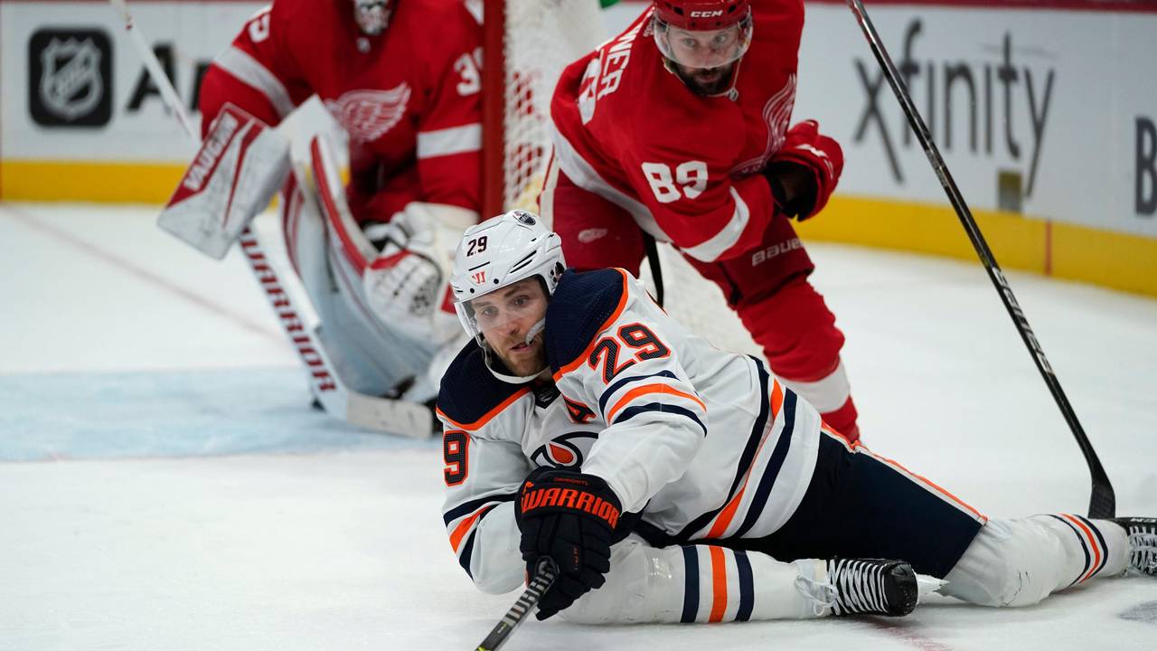 Leon Draisaitl geht beim NHL-Spiel der Edmonton Oilers zu Boden