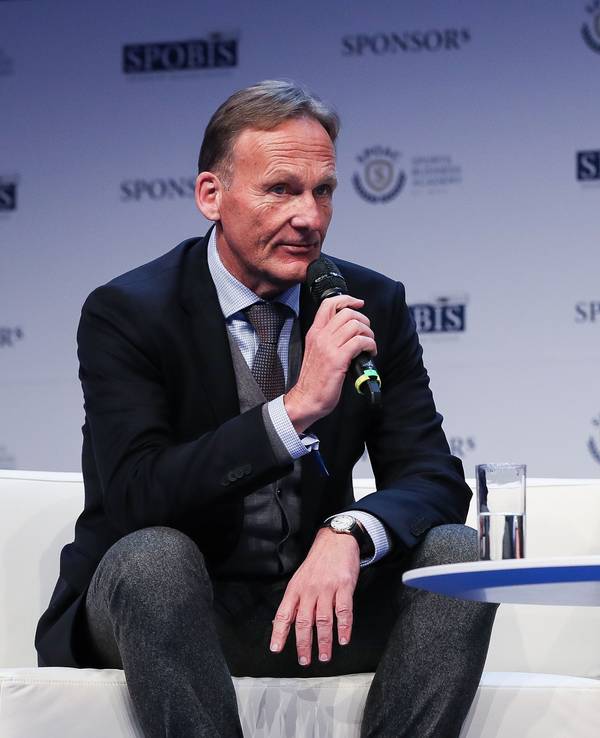 Karl-Heinz Rummenigge (r.) und Hans-Joachim Watzke sitzen nebeneinander auf der Bühne.