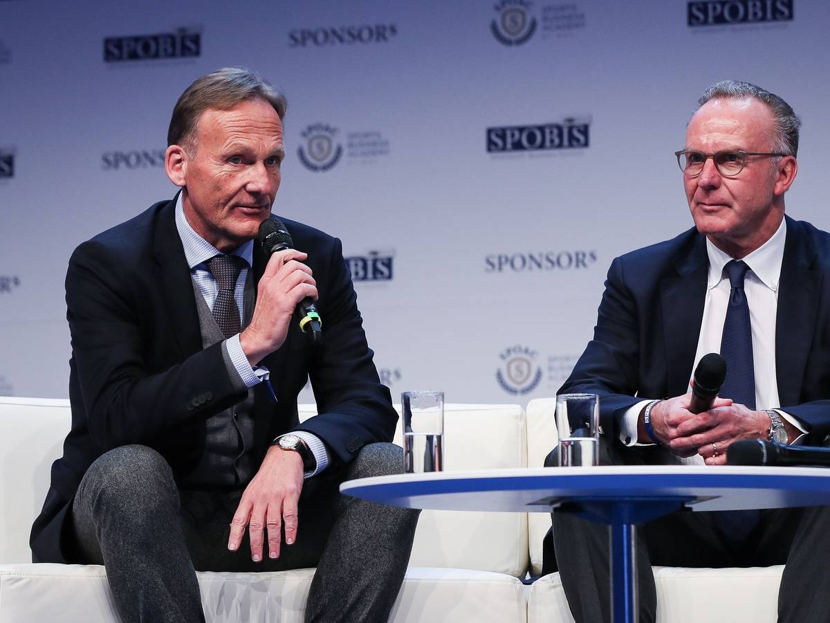 Karl-Heinz Rummenigge (r.) und Hans-Joachim Watzke sitzen nebeneinander auf der Bühne.