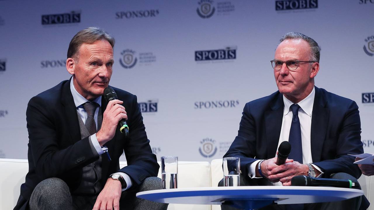 Karl-Heinz Rummenigge (r.) und Hans-Joachim Watzke sitzen nebeneinander auf der Bühne.