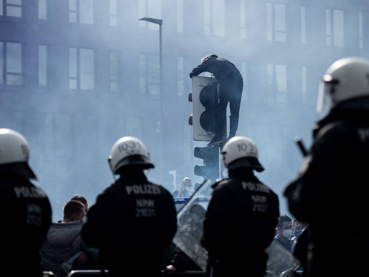 Bochum-Fans feiern am 23. Mai 2021 auf der Castroperstraße vor dem Vonovia Ruhrstadion hinter einer Polizeikette. Der VfL Bochum ist in die 1. Bundesliga aufgestiegen.