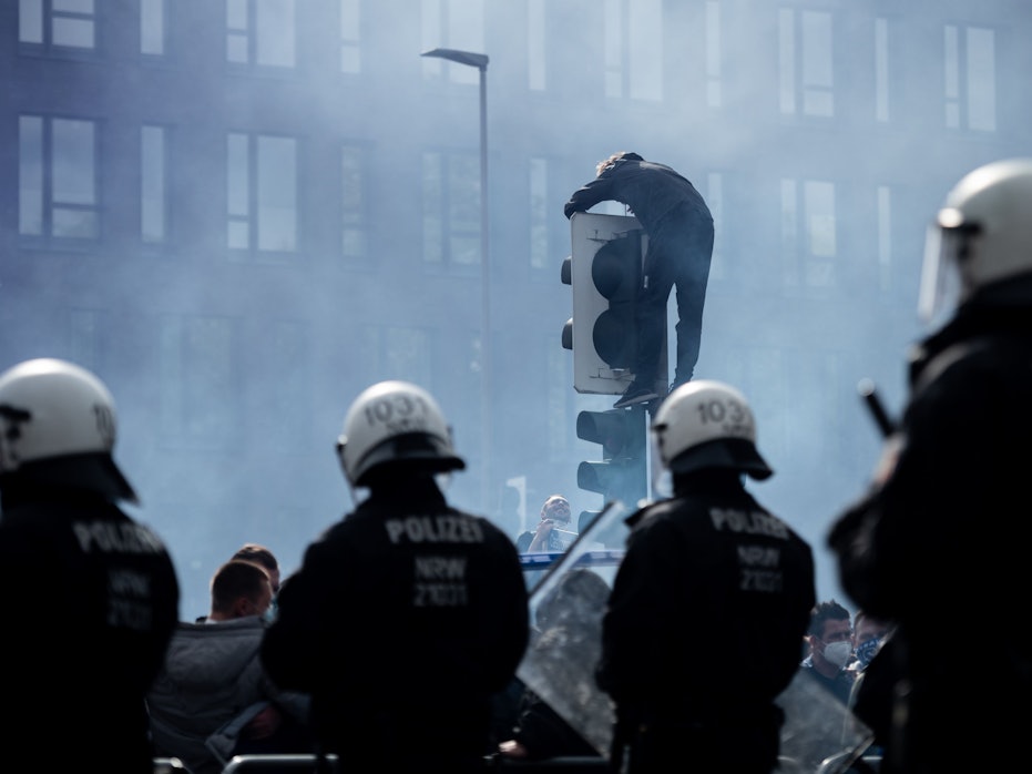 Bochum-Fans feiern am 23. Mai 2021 auf der Castroperstraße vor dem Vonovia Ruhrstadion hinter einer Polizeikette. Der VfL Bochum ist in die 1. Bundesliga aufgestiegen.