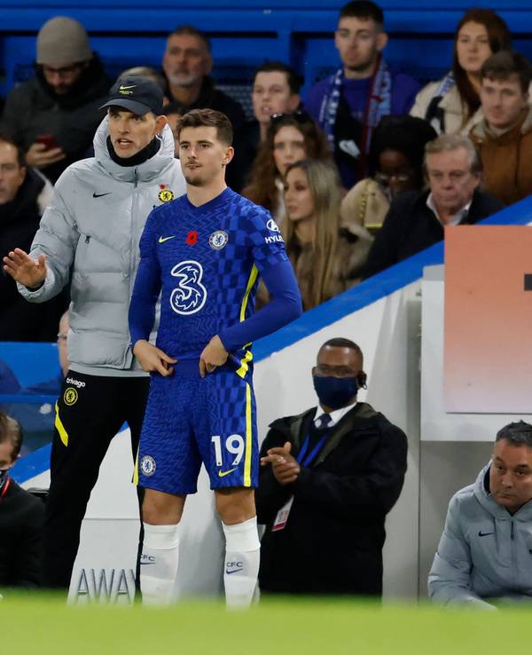 Thomas Tuchel (Mitte) instruiert Christian Pulisic (l) und Mason Mount vor ihrer Einwechslung beim FC Chelsea.