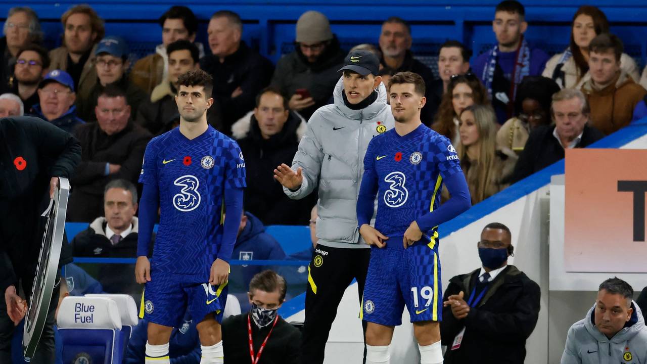 Thomas Tuchel (Mitte) instruiert Christian Pulisic (l) und Mason Mount vor ihrer Einwechslung beim FC Chelsea.