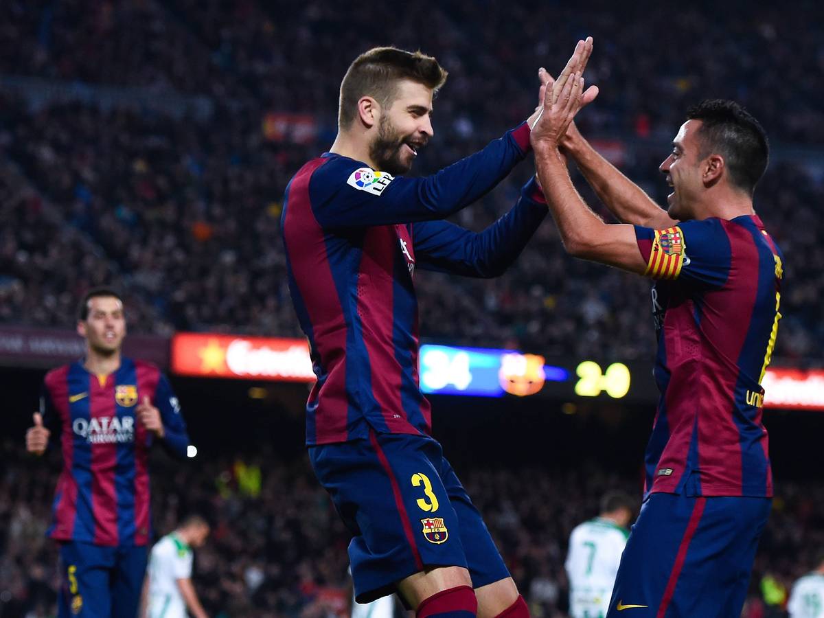 Gerard Pique und Xavi klatschen beim Torjubel ab.