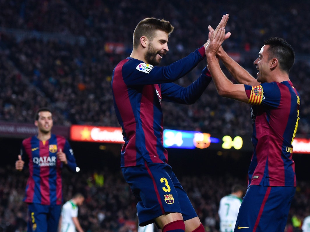 Gerard Pique und Xavi klatschen beim Torjubel ab.