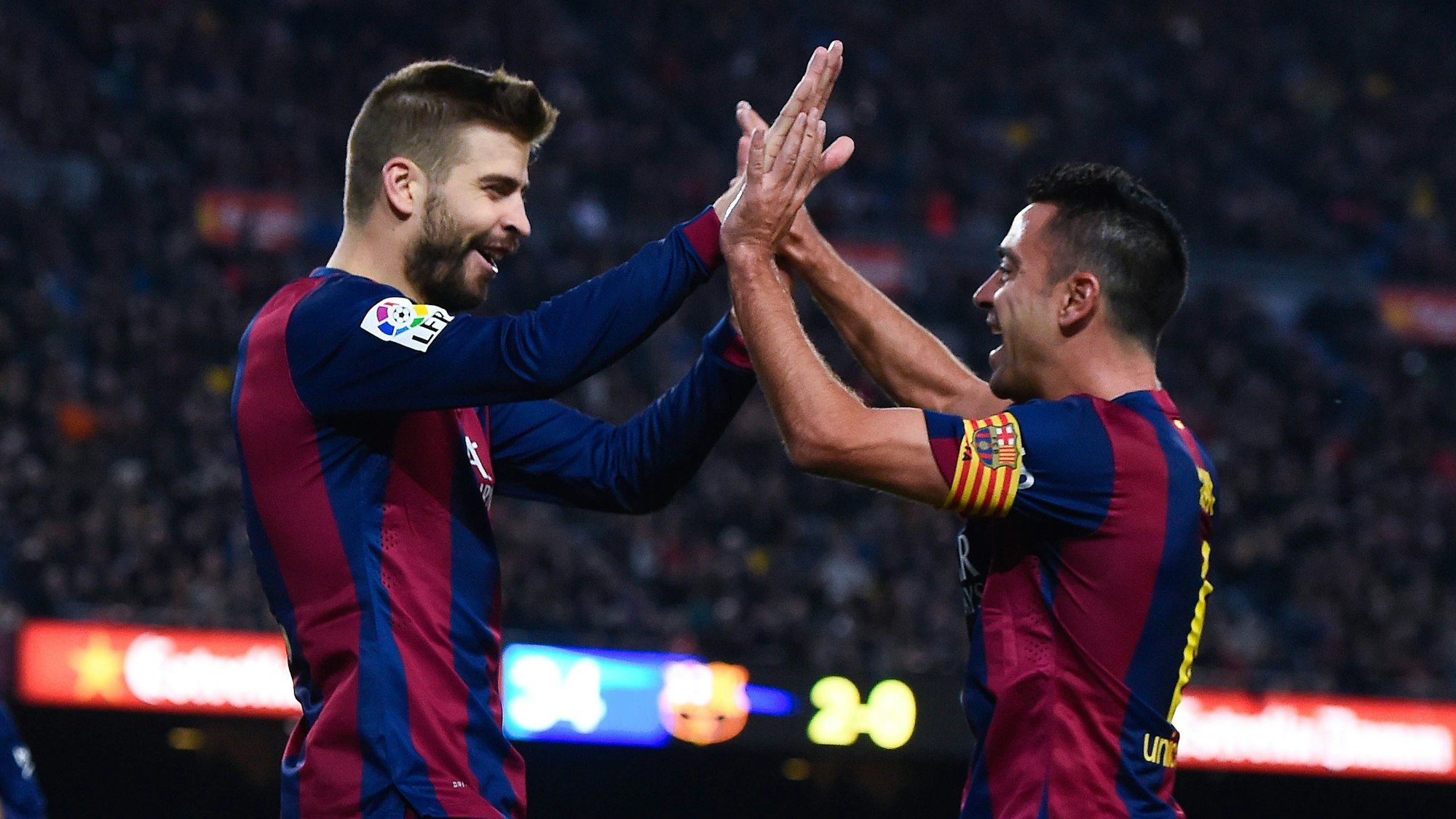 Gerard Pique und Xavi klatschen beim Torjubel ab.