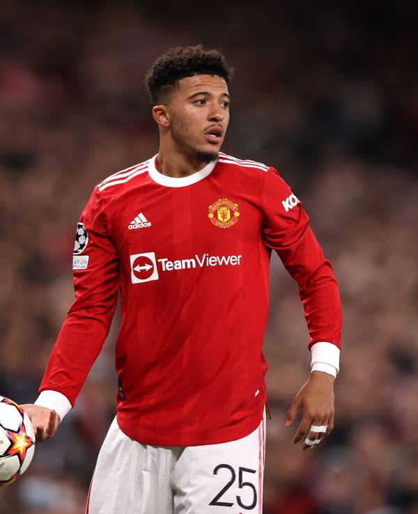Jadon Sancho hält den Ball im Spiel von Manchester United in der Hand.