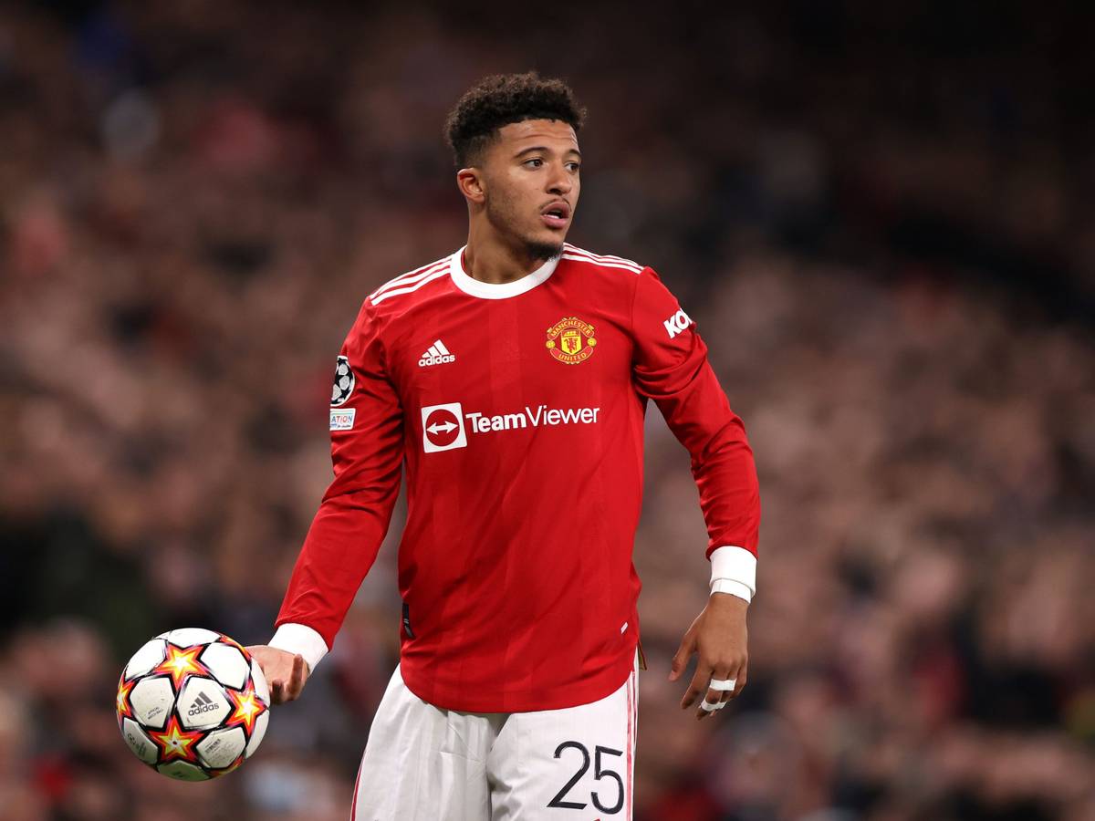 Jadon Sancho hält den Ball im Spiel von Manchester United in der Hand.