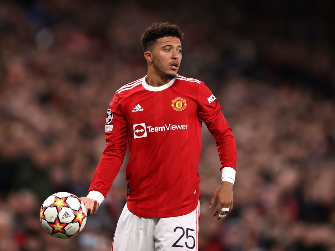 Jadon Sancho hält den Ball im Spiel von Manchester United in der Hand.