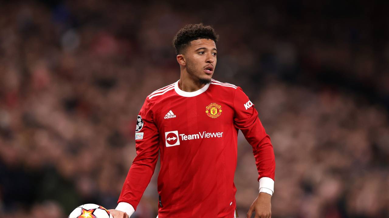 Jadon Sancho hält den Ball im Spiel von Manchester United in der Hand.