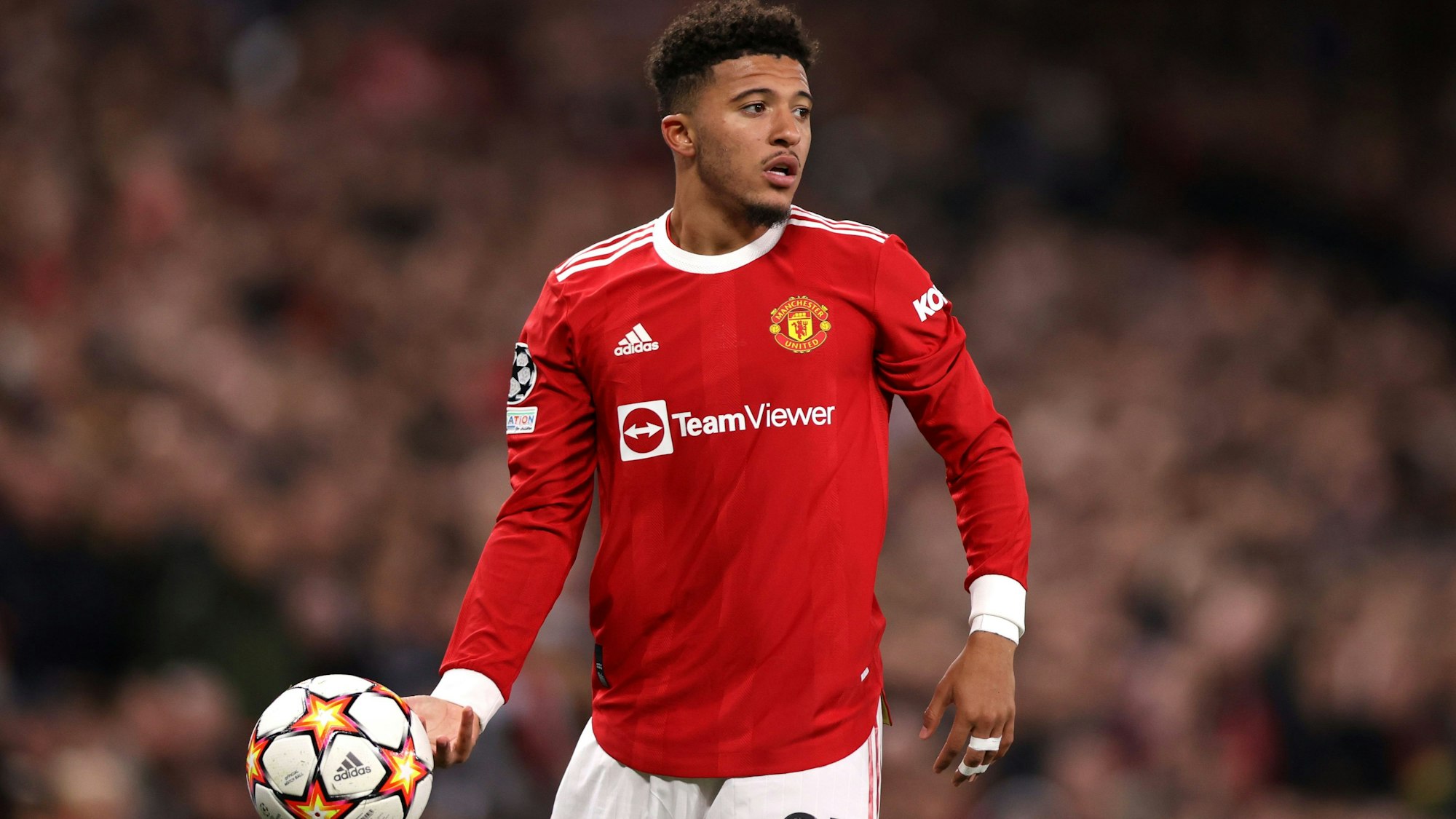 Jadon Sancho hält den Ball im Spiel von Manchester United in der Hand.