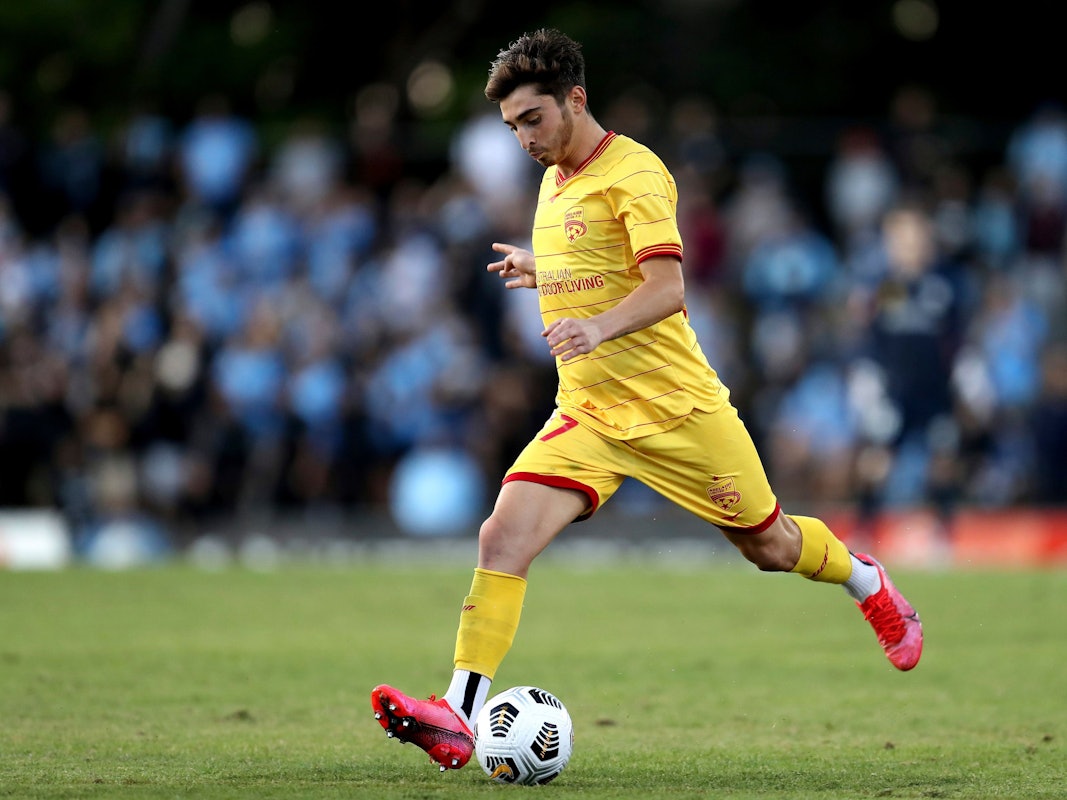 Josh Cavallo führt den Ball