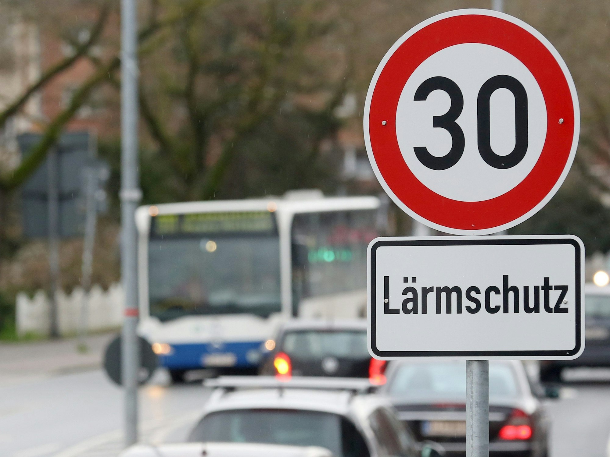 Ein Tempo-30-Schild auf einer Straße in Moers, im Hintergrund Autos.