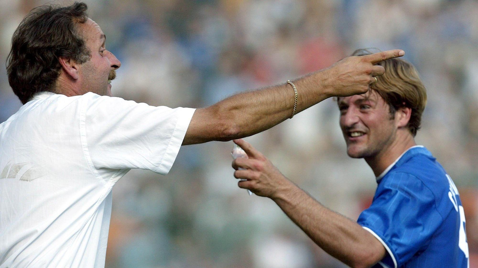 Der Bochumer Trainer Peter Neururer (l) und Thomas Christiansen jubeln am Spielfeldrand.