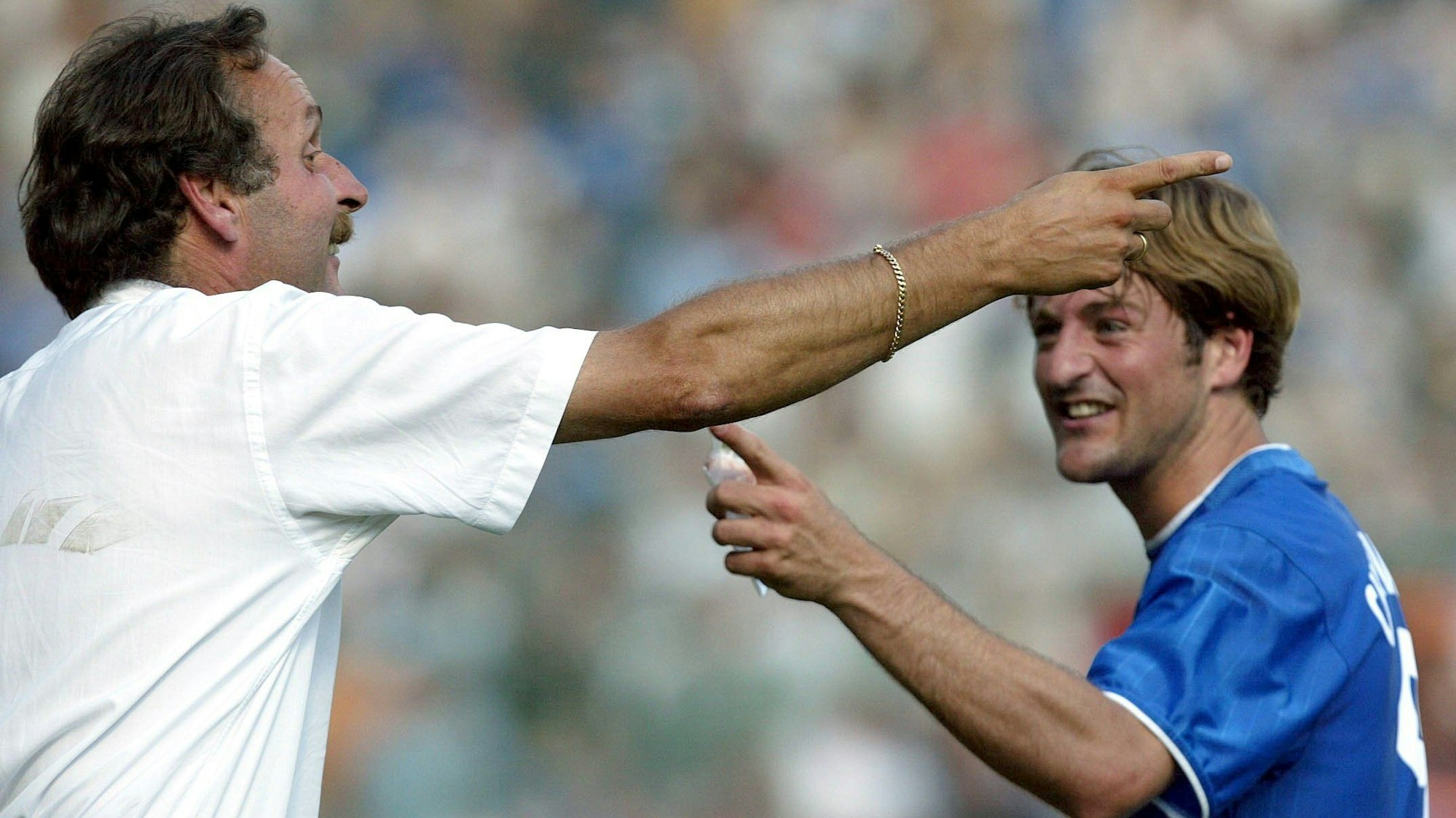 Der Bochumer Trainer Peter Neururer (l) und Thomas Christiansen jubeln am Spielfeldrand.