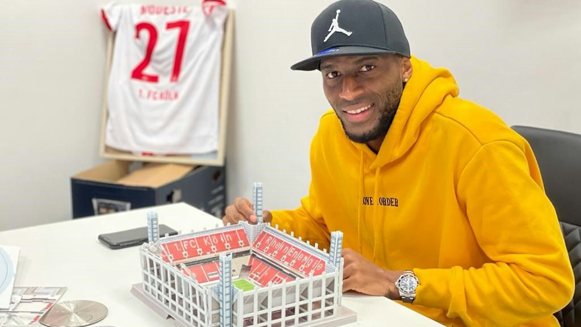 FC-Stürmer Anthony Modeste am Montag (9. November) in der Filiale Saturn Köln Hohe Strasse.