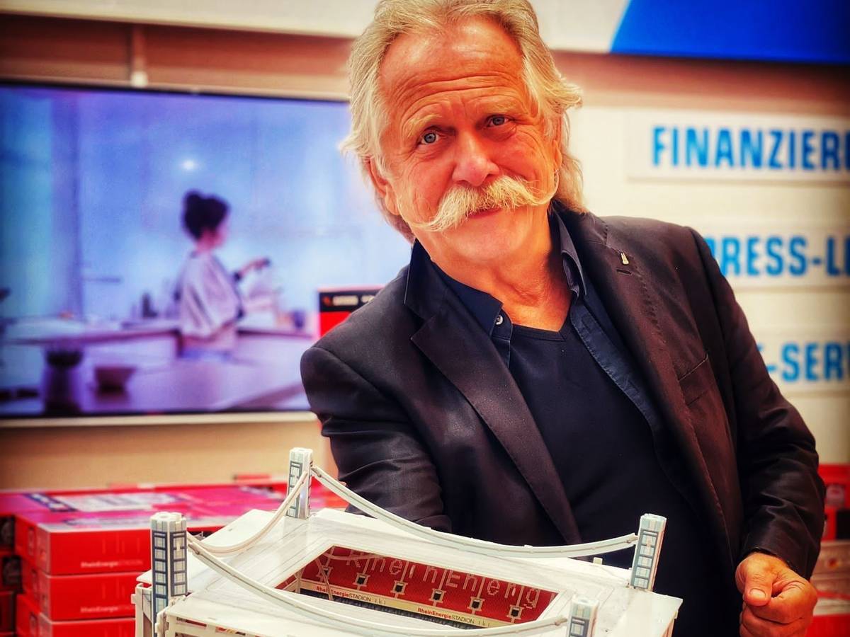Henning Krautmacher hält eine Stadion-Miniatur hoch