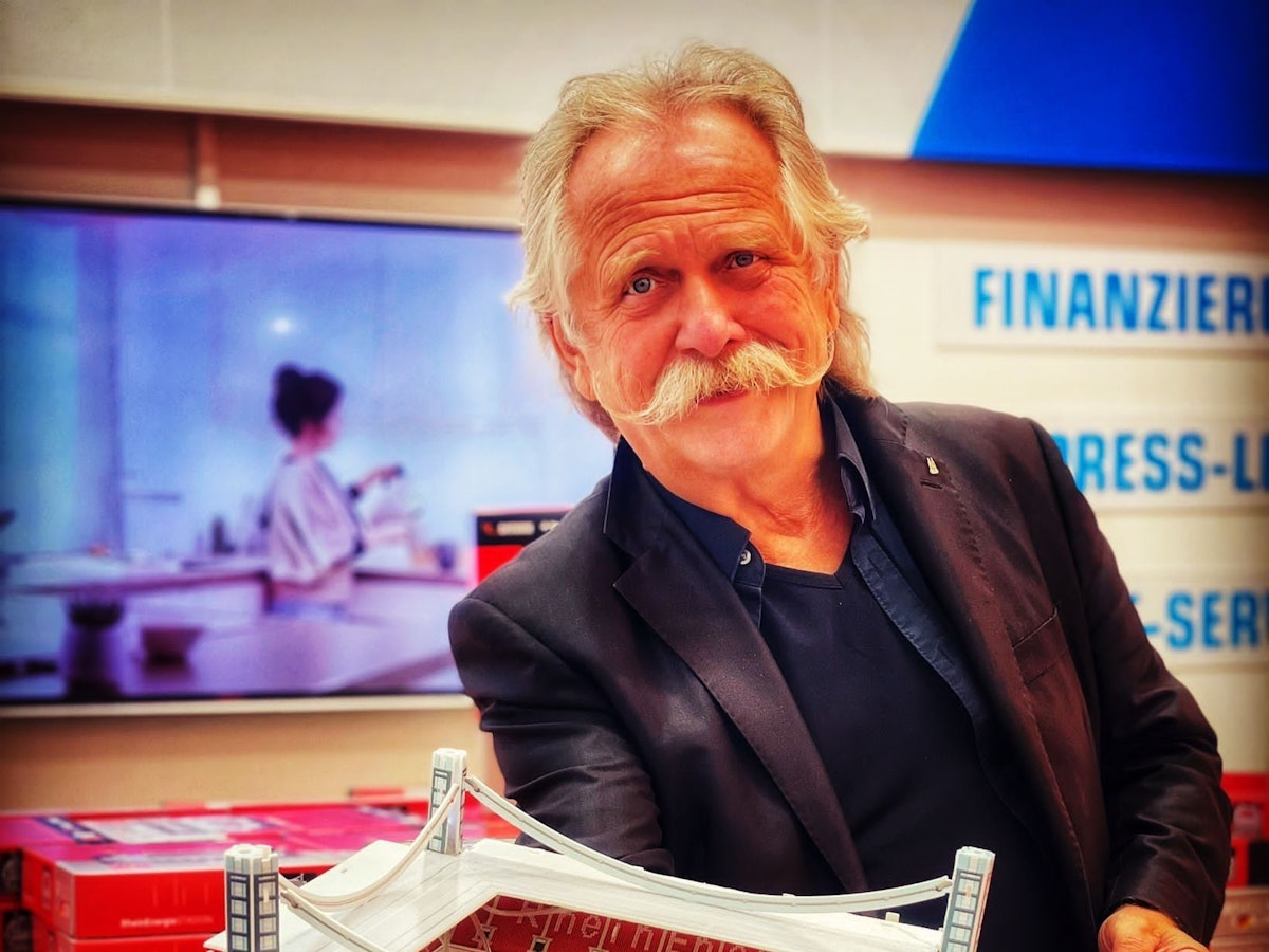 Henning Krautmacher hält eine Stadion-Miniatur hoch