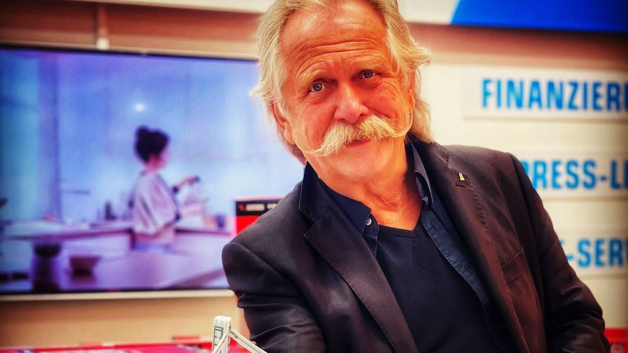 Henning Krautmacher hält eine Stadion-Miniatur hoch