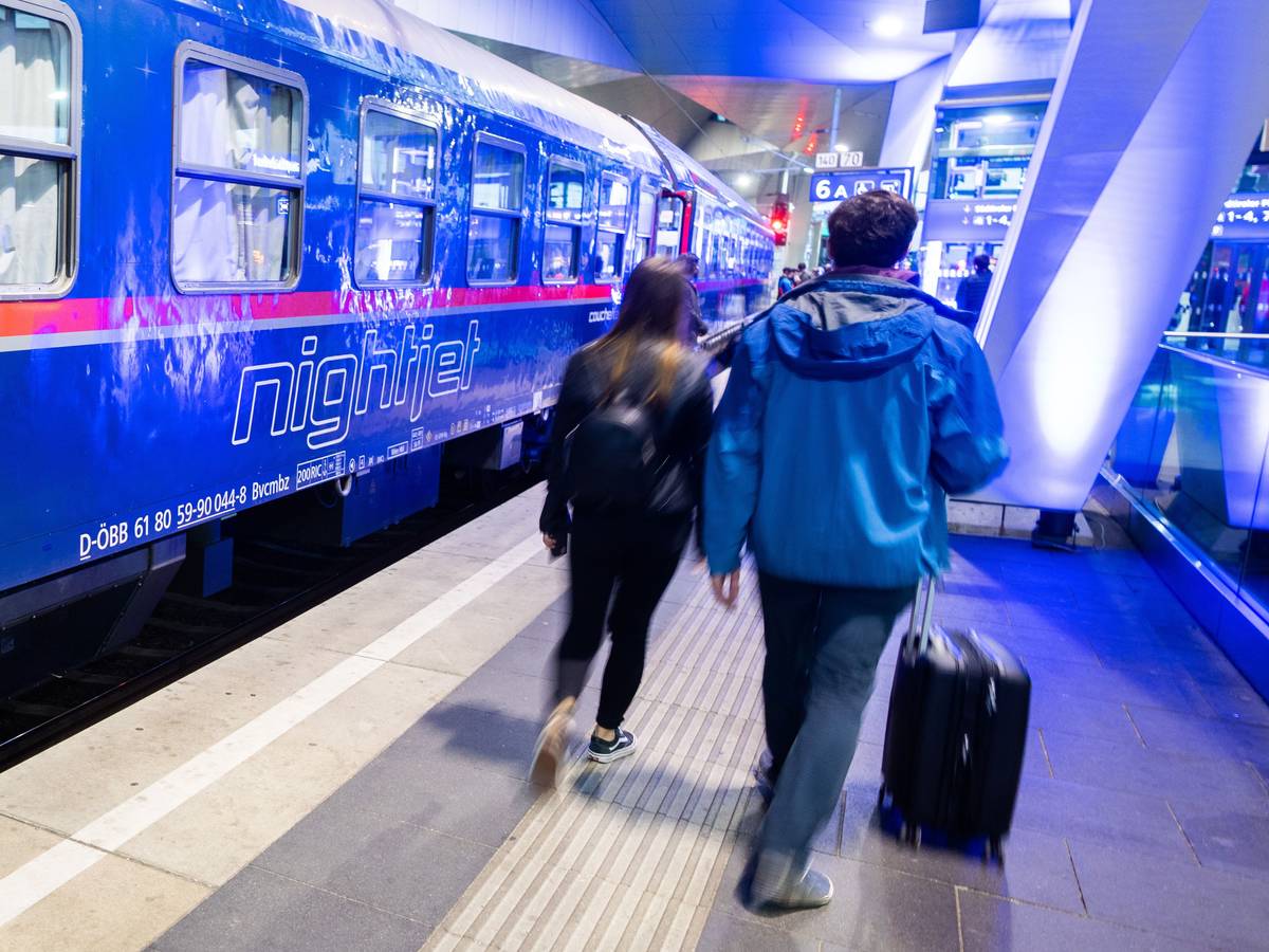 Reisen mit dem Flugzeug spart vielleicht Zeit, ist aber extrem Umweltschädigend. Es gibt viele Alternativen, beispielweise das Reisen mit dem Zug. Das Symbolfoto (aufgenommen am 24. Mai 2021) gehen Passagiere neben einem Nightjet Zug der ÖBB auf einem Gleis im Wiener Hauptbahnhof entlang.