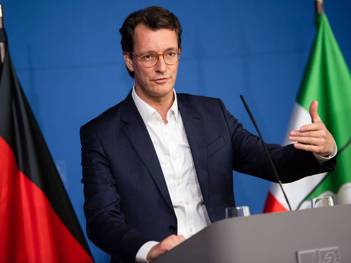 Hendrik Wüst spricht während einer Pressekonferenz.