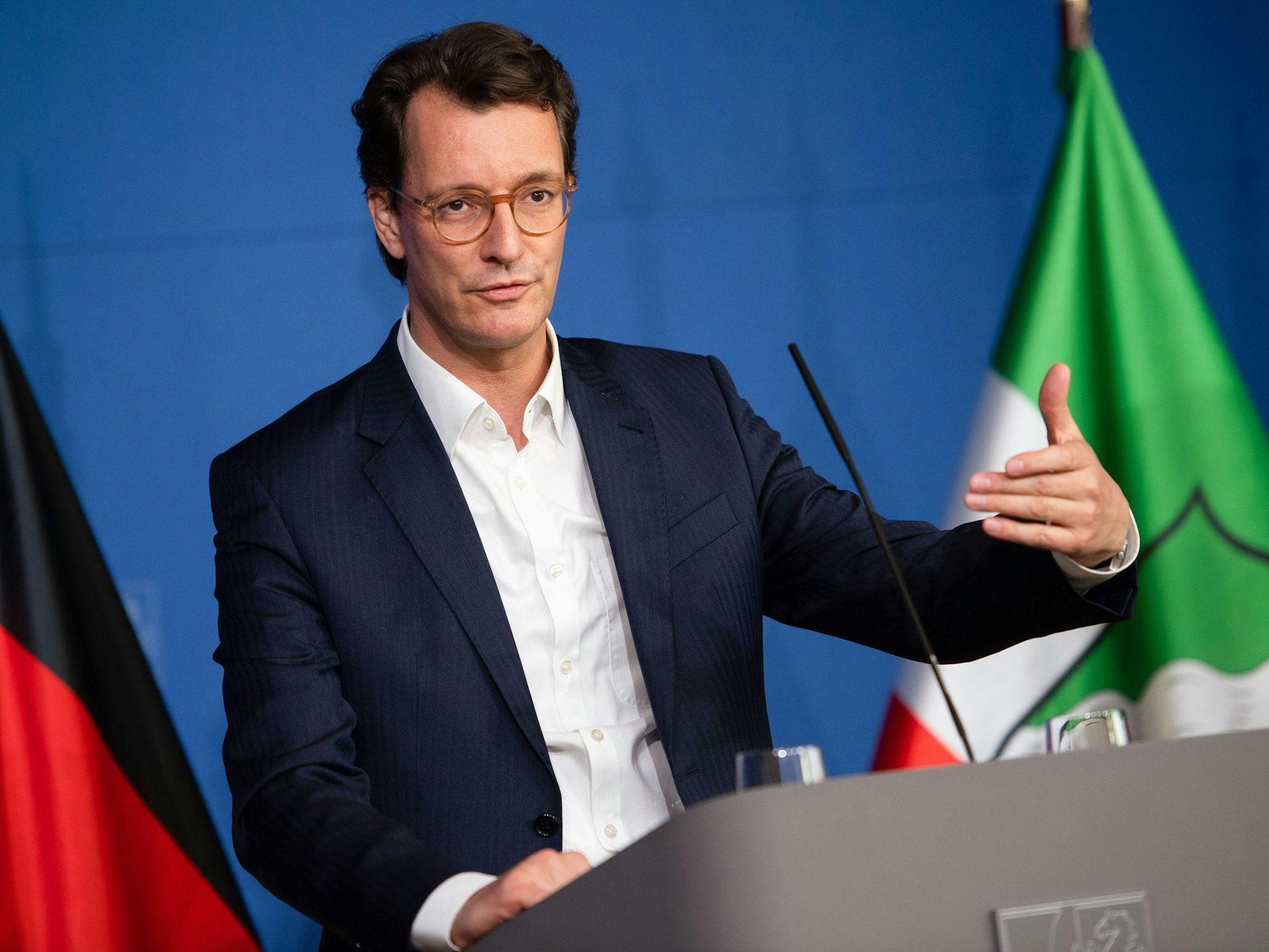 Hendrik Wüst spricht während einer Pressekonferenz.