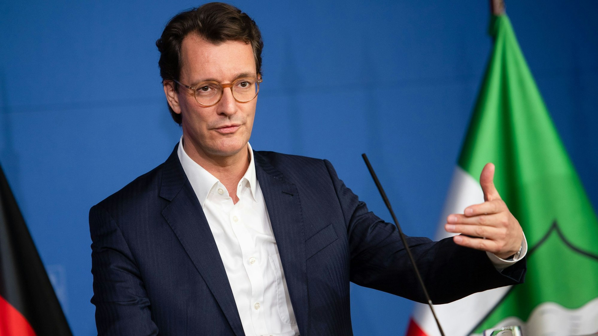 Hendrik Wüst (CDU), Ministerpräsident von Nordrhein-Westfalen, spricht während einer Pressekonferenz nach der Kabinettssitzung.