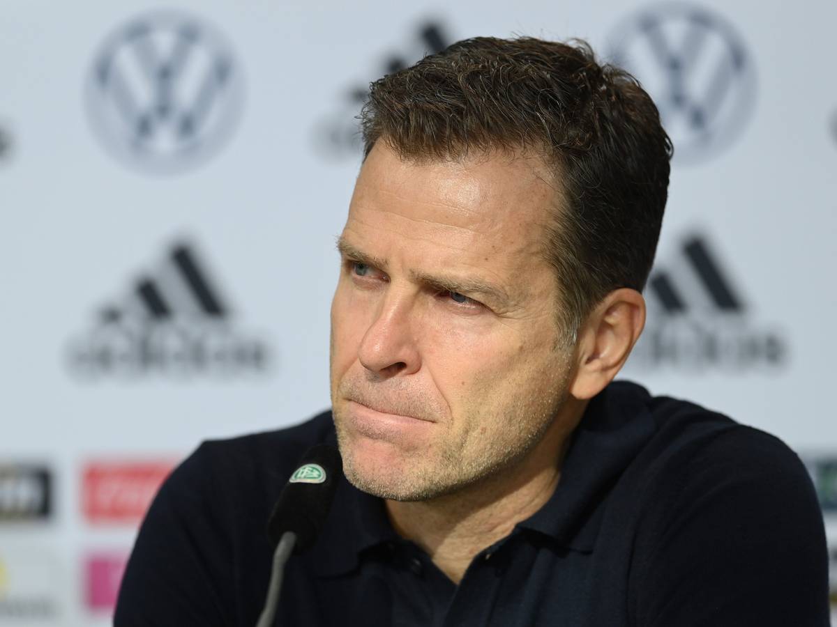 Oliver Bierhoff gibt eine Pressekonferenz.