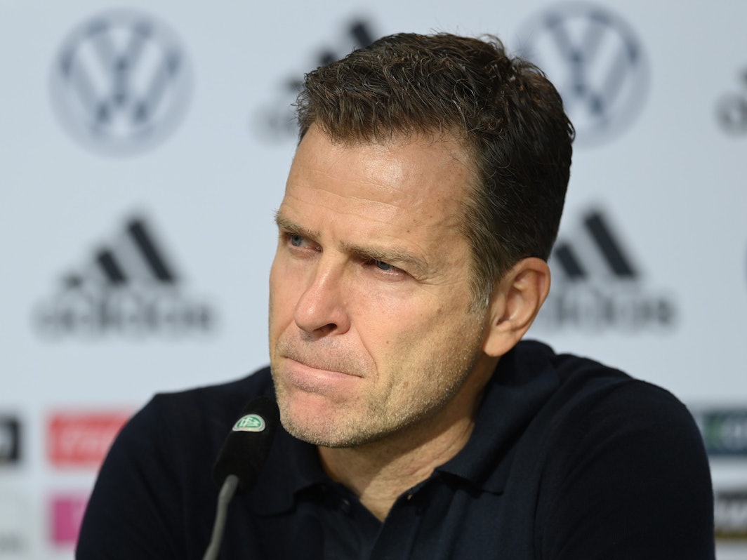 Oliver Bierhoff gibt eine Pressekonferenz.