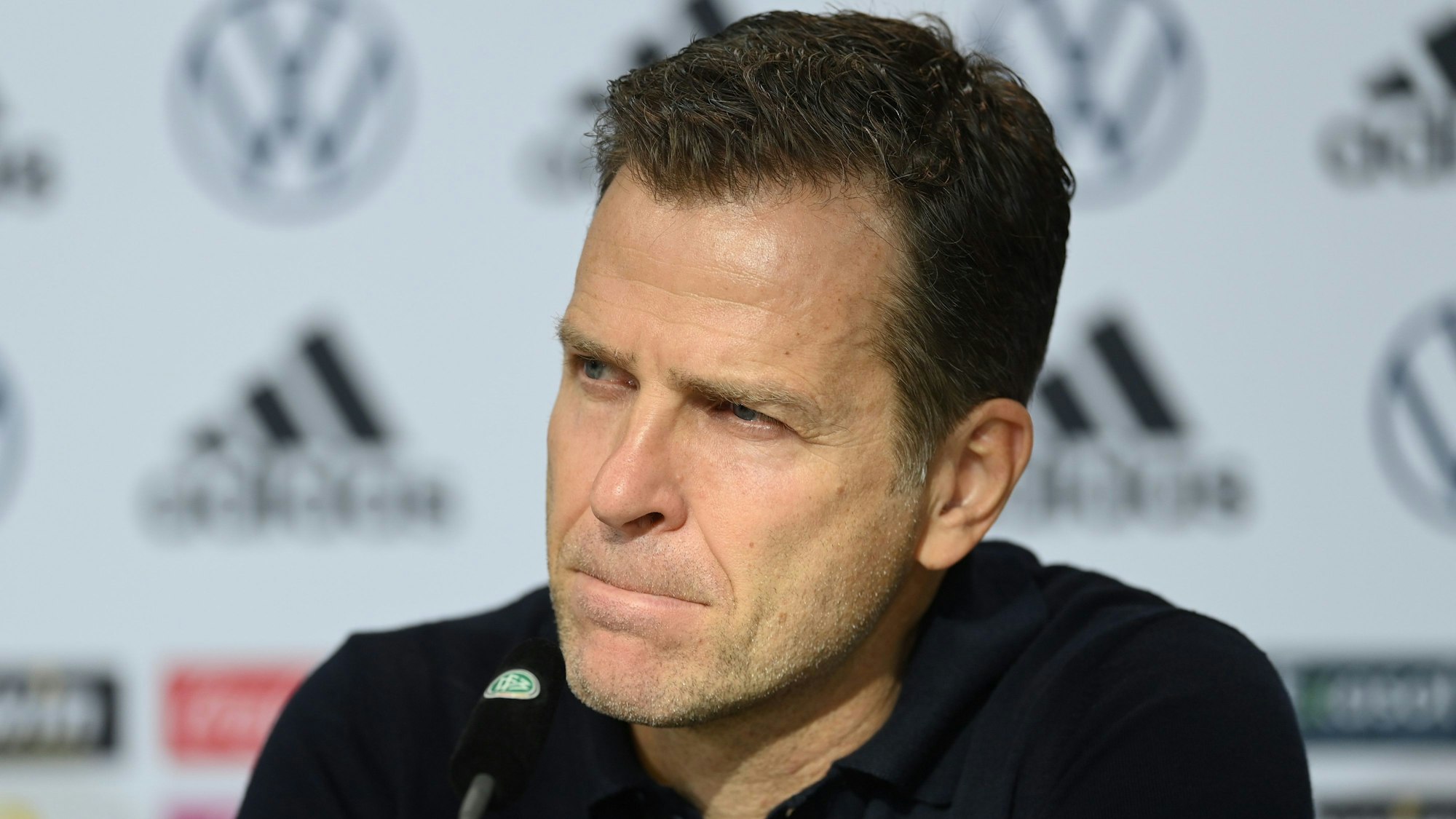 Oliver Bierhoff gibt eine Pressekonferenz.